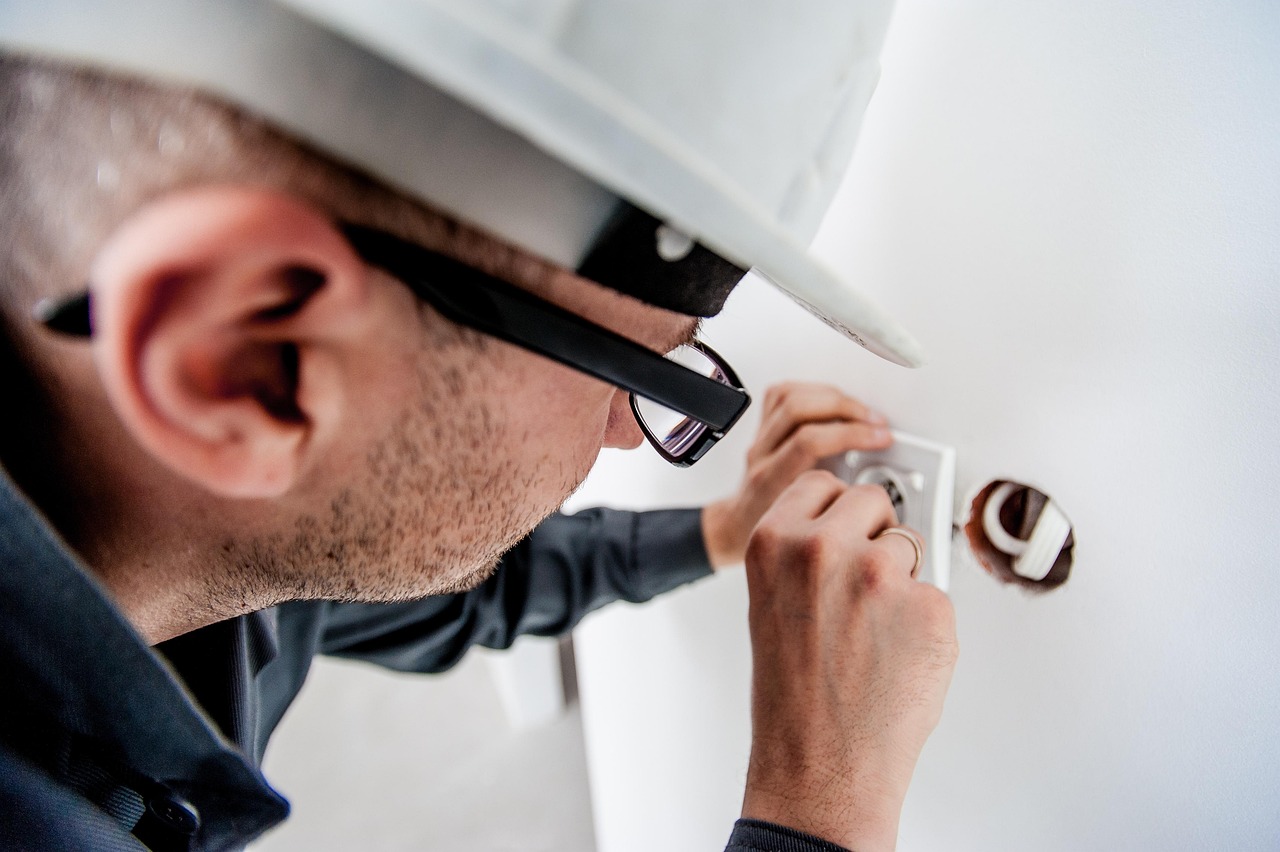 Se face practica la un curs de electrician?